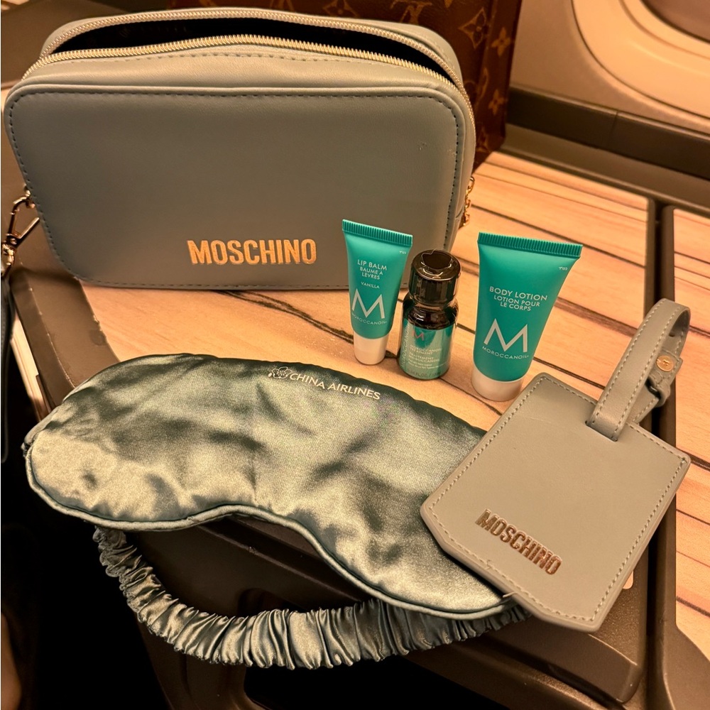Moschino Airline Kit